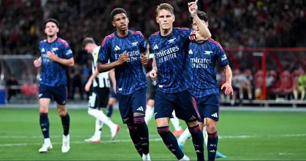 Dowman là tài năng trẻ xuất sắc trong trận Arsenal đấu với Newcastle