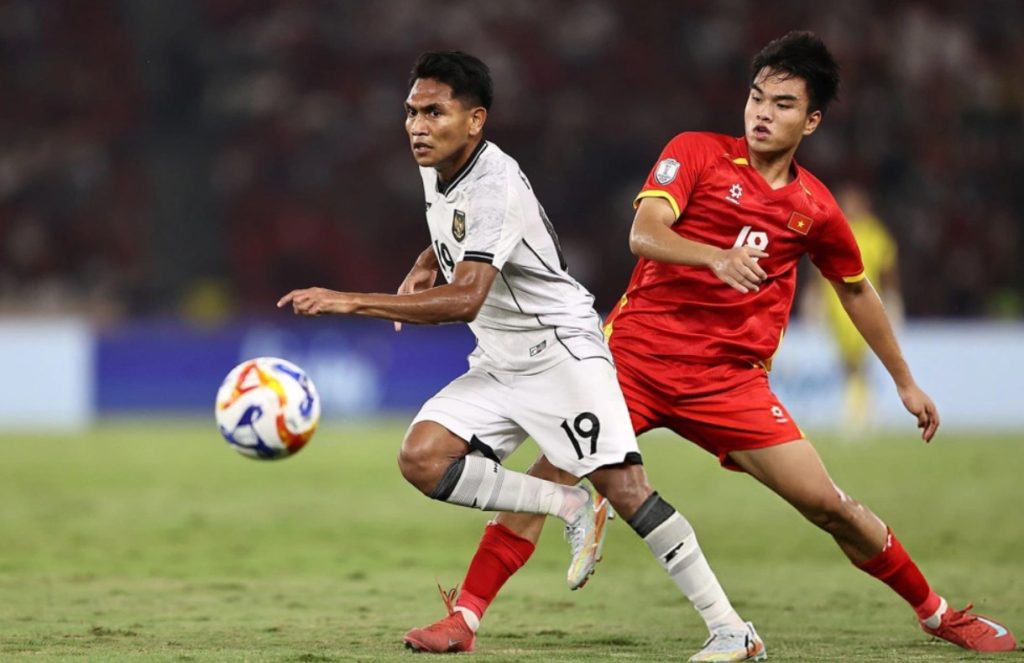 Nhiều tình huống bóng nguy hiểm diễn ra trong trận U-23 Việt Nam đấu với U-23 Indonesia