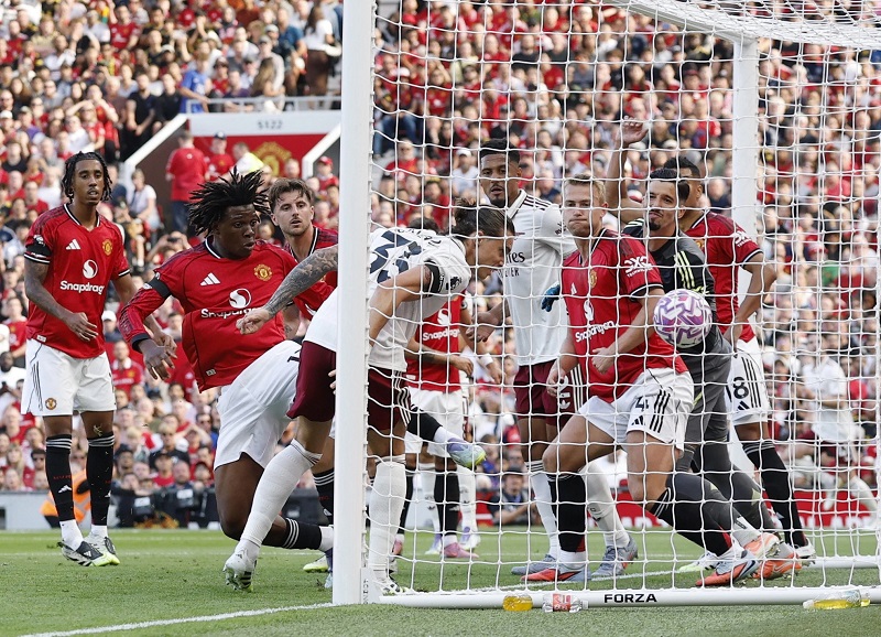 MU thua Arsenal nhưng vẫn vui