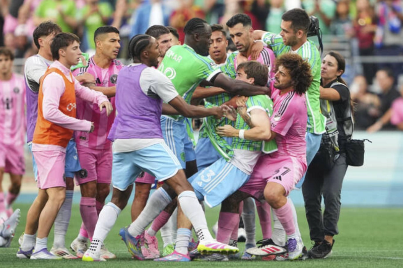 Suarez bị cấm thi đấu 6 trận